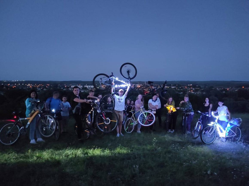 "Огни ночного поселка" - музыкально-световое шоу участников Клуба «Веломания» и любителей велоезды