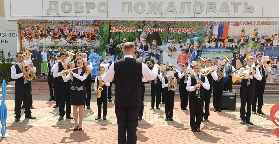 Детский духовой оркестр "Ника", руководитель Павел Яровой